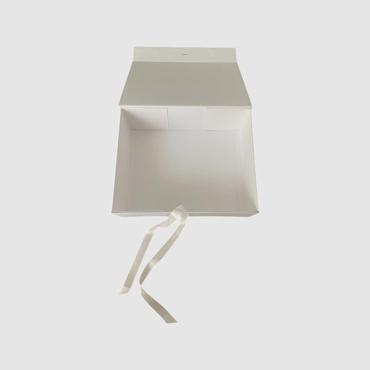 MAGNETIC GIFT BOX - WHITE EXTRA LARGE WITH RIBBON
